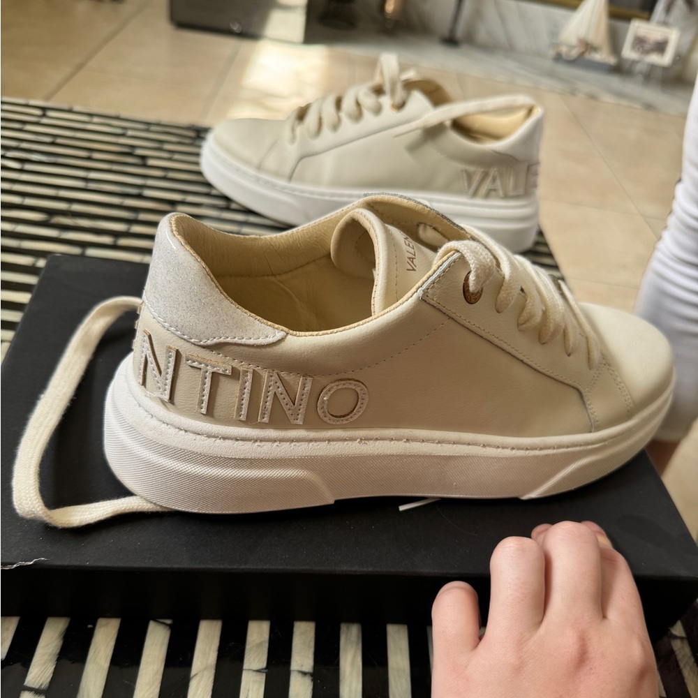 Valentino brand new size 9 ALICE LEATHER
CREAM never worn got wrong size - Picture 2 of 8